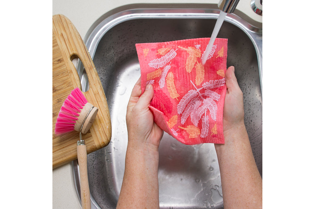 etroKitchen compostable kitchen sponge_poinciana_in sink