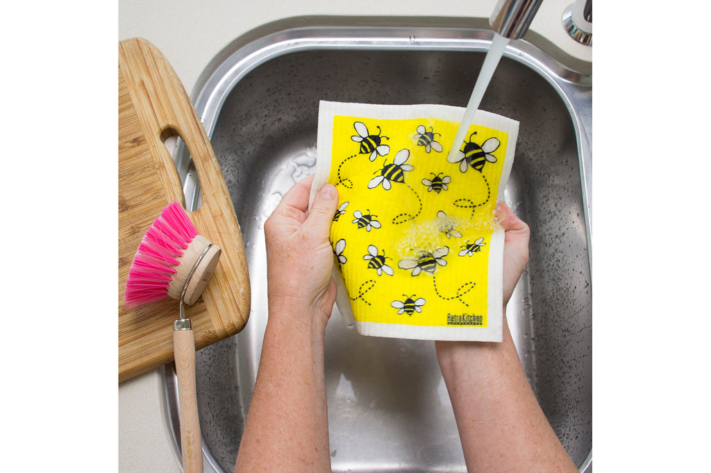 RetroKitchen compostable kitchensponge_bees_in sink