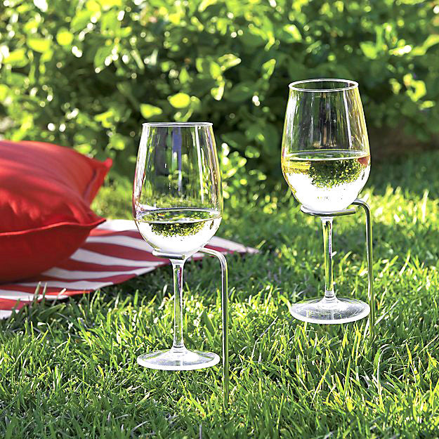 wine glass holders for picnics in picnic setting